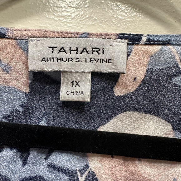 Beautiful Blue Floral “ Tahari “ Short Sleeve Blouse!!! - Picture 3 of 3